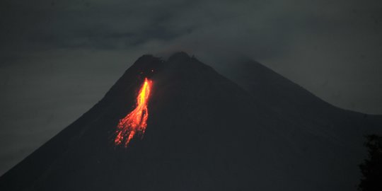 Gunung Merapi Meluncurkan Awan Panas dan Lava Pijar ke Barat Daya