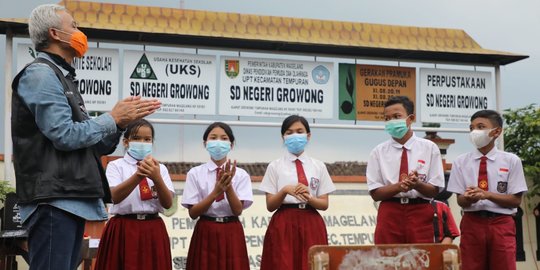 Kunjungi Sekolah di Desa Terpencil, Ini Keseruan Ganjar Pranowo Peringati Hardiknas