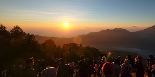 Berburu Golden Sunrise Sikunir dari Desa Tertinggi di Pulau Jawa