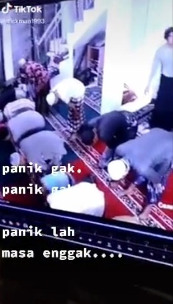 video jamaah bubar saat sholat