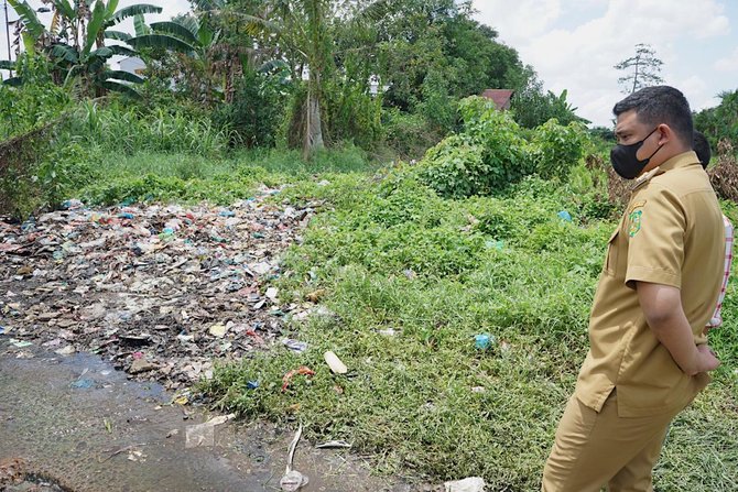 wali kota medan bobby nasution meninjau kondisi ruas jalan rusak karena sampah