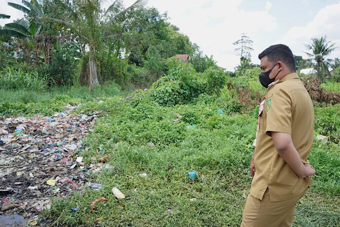 wali kota medan bobby nasution meninjau kondisi ruas jalan rusak karena sampah