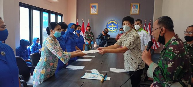 sido muncul serahkan cek total rp720 juta untuk keluarga korban kri nanggala