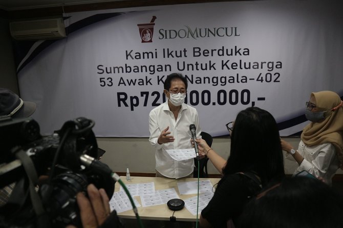 sido muncul serahkan cek total rp720 juta untuk keluarga korban kri nanggala