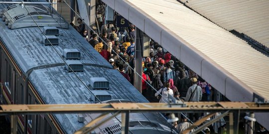 Pecah Kerumunan, 5 Rute Transjakarta Dioperasikan di Stasiun Tanah Abang