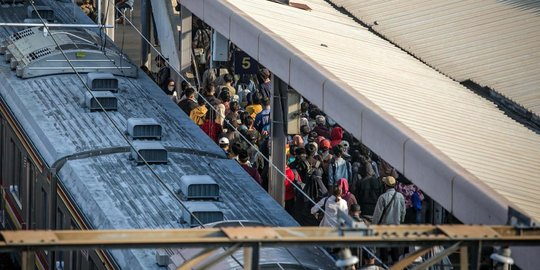 Warga Ramai-Ramai Mengeluh Stasiun Tanah Abang Ditutup di Saat Jam Pulang Kantor