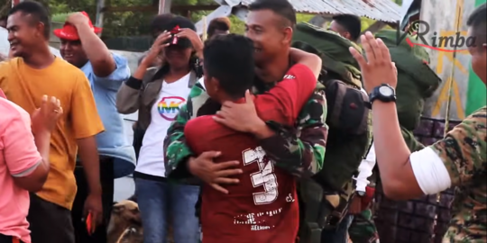 Momen Prajurit TNI di Papua Pamitan dengan Warga, Penuh Haru & Pelukan