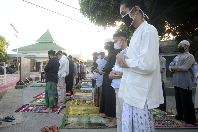 salat idul fitri di pelataran masjid