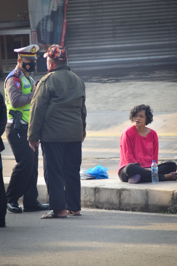 ketika warga pasar rebo takut menolong akibat covid 19