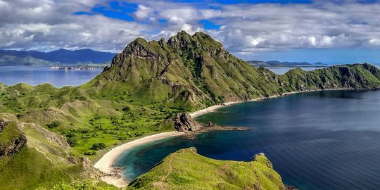 Menjelajahi Pulau Padar yang Menawan di Taman Nasional Komodo