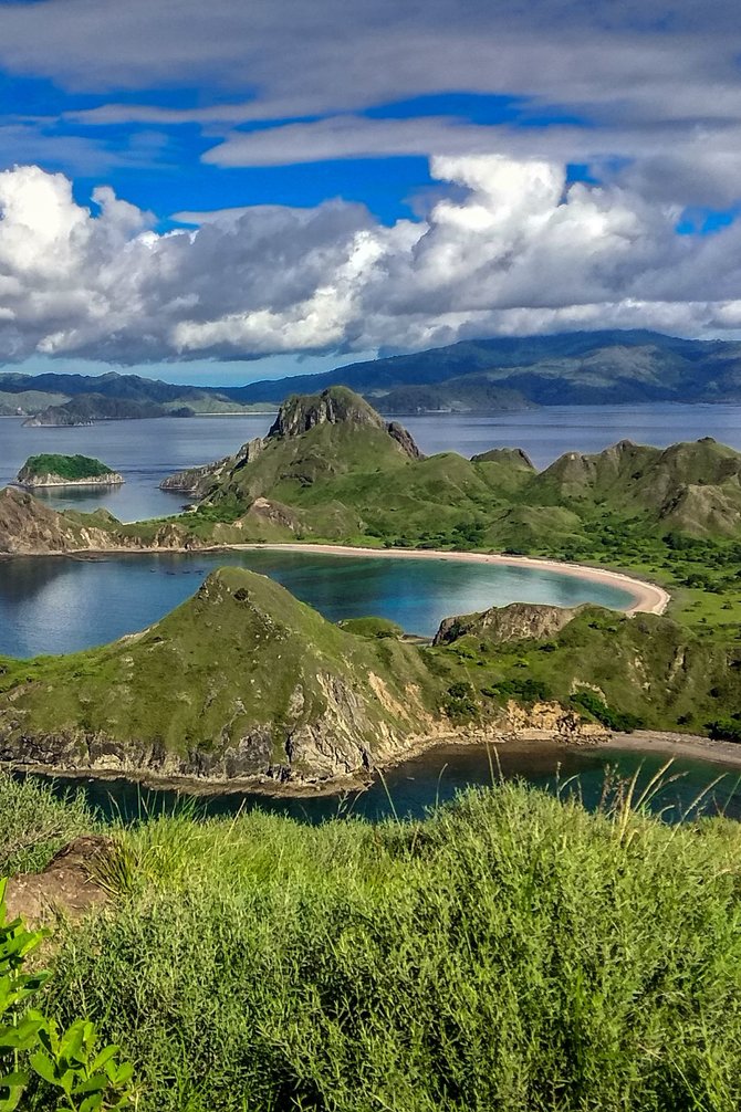 menjelajahi pulau padar