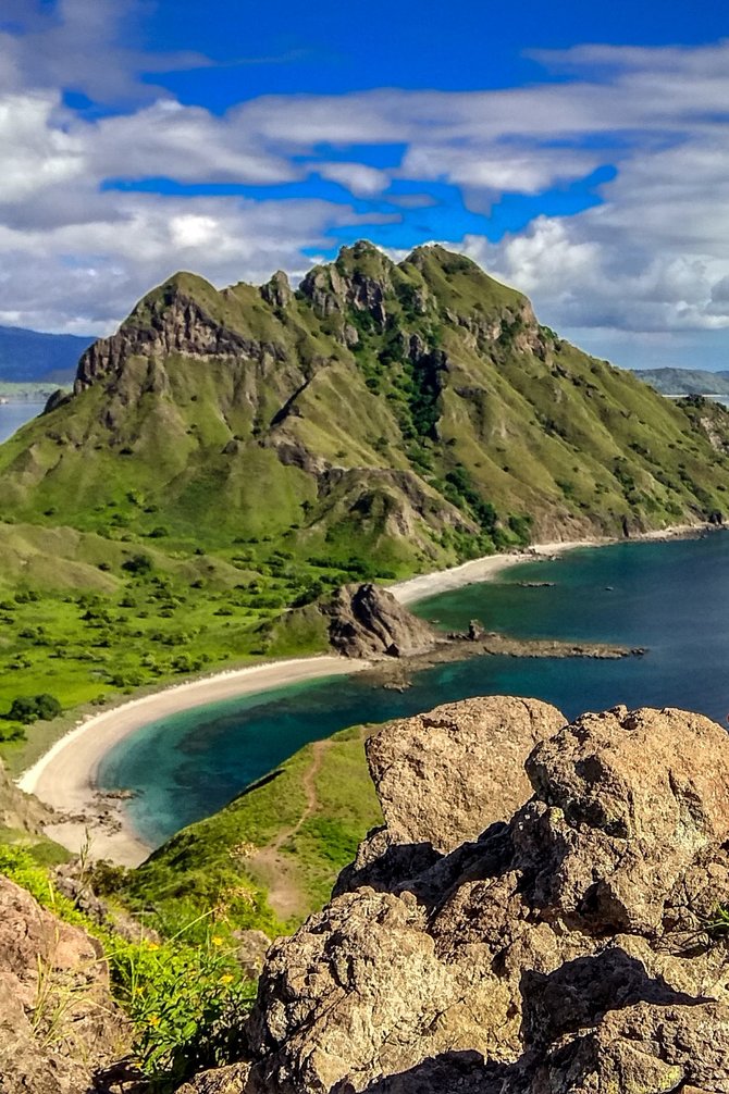 menjelajahi pulau padar