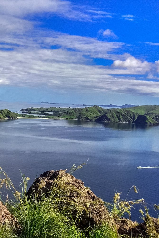 menjelajahi pulau padar