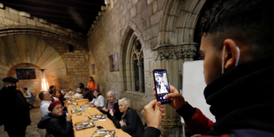 Gereja di Barcelona Izinkan Muslim Salat dan Buka Puasa di Ruang Terbukanya