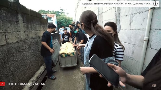 curi perhatian ini 5 momen ashanty saat bagi bagi sembako