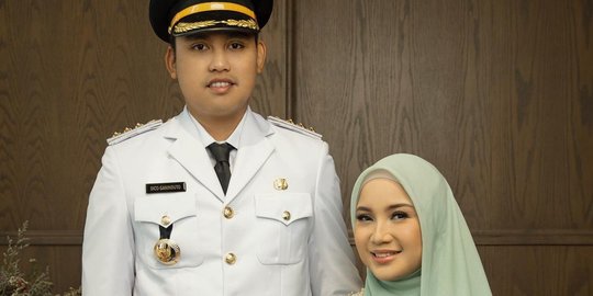 Potret Suami Chacha Frederica Bupati Kendal Ikut Bantu Mandikan Sang Anak