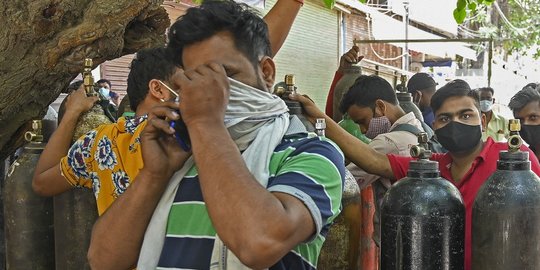 Tangis Keluarga Pasien Covid-19 Pecah Saat Antre Oksigen di India
