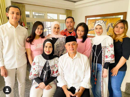 sama sama bermain di love story the series intip potret keluarga hengky tornando