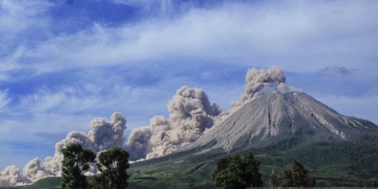 Gunung Sinabung Luncurkan Awas Panas Sejauh 1.000 Meter