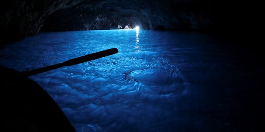 Blue Grotto, Gua Berair Biru yang Memikat Hati Wisatawan