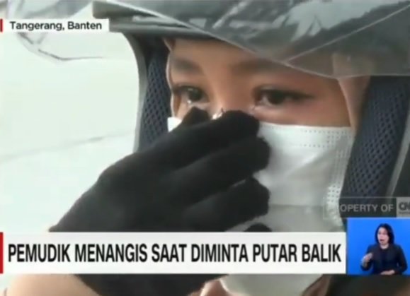 wanita ini menangis memohon diizinkan polisi buat mudik