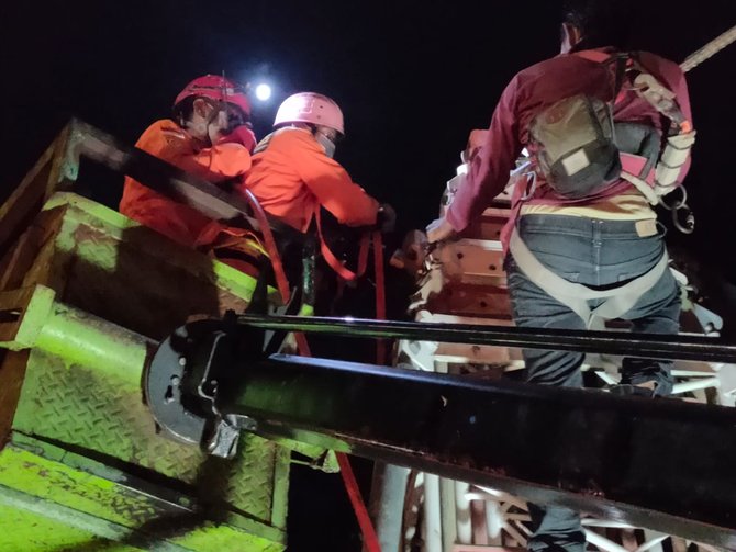 penyelamatan rudi yang terjepit di tower setinggi 15 meter