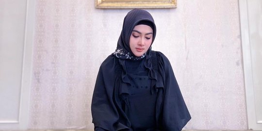 Potret Syahrini Kenakan Hijab, Sudah Khatam Quran di Hari ke 22 Ramadan