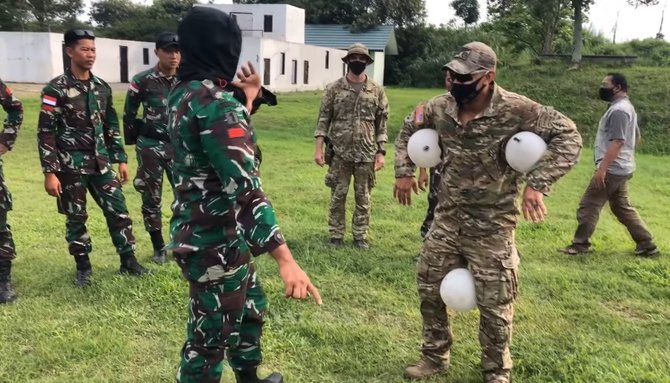 anggota tni uji nyali tentara amerika