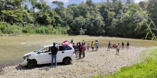 Mobil Pemudik Terjun ke Sungai di Mamasa, 3 Orang Hilang