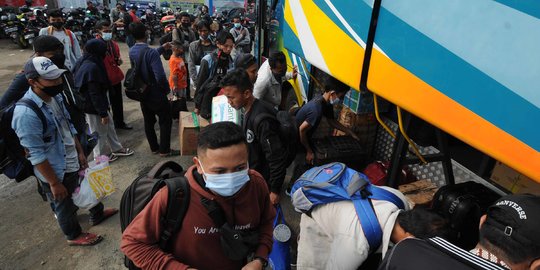 Jelang Pemberlakuan Larangan Mudik, Terminal Bayangan Dipadati Pemudik