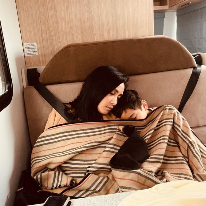 potret artis tidur bareng anak