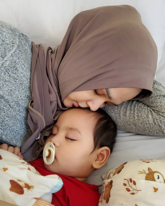 potret artis tidur bareng anak