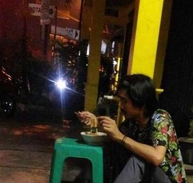 artis pria ini suka jajan di pinggir jalan