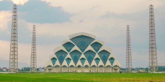 Keunikan Arsitektur Masjid Terapung Al Jabbar Bandung