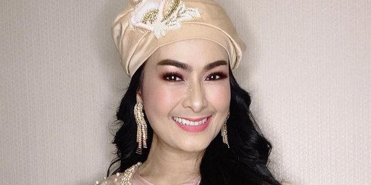 Potret Cantik Iis Dahlia Sampai Dibilang Kembaran Kajol, Ada yang Fokus ke Lehernya