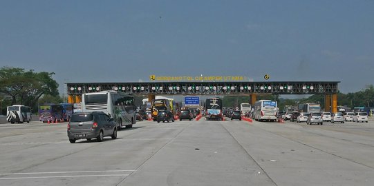 Hari Pertama Larangan Mudik, Antrean Kendaraan Terpantau di Beberapa Gerbang Tol