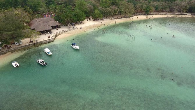 menikmati keindahan pantai di tanjung lesung