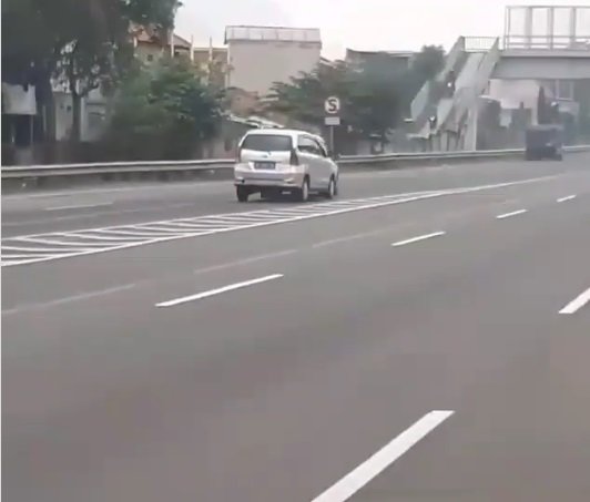 video 2 mobil saling kejar di jalan tol