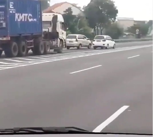 video 2 mobil saling kejar di jalan tol