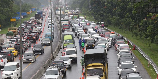 Larangan Mudik Resmi Berlaku, Lalu Lintas di Tol Jagorawi Padat