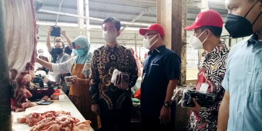 Blusukan ke Pasar, Gibran Sebut Stok Pangan Lebaran di Solo Cukup