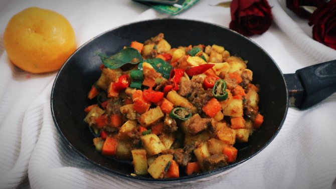 ilustrasi sambal goreng kentang wortel dan daging