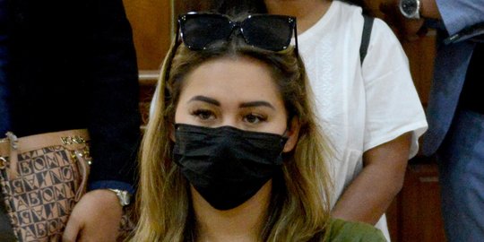 Ekspresi Bule Rusia Dideportasi Akibat Prank Lukis Masker di Wajah