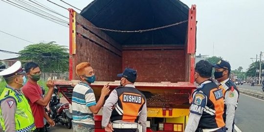 Nekat Mudik dengan Menumpang Truk Pengangkut Sayur, Sejumlah Warga Kena Razia Polisi