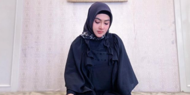 5 Potret Terbaru Syahrini usai Pulang dari Jepang, Makin Cantik Pakai Jilbab