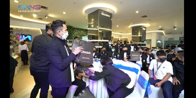 Potret Raffi Ahmad Bagi-bagi THR Untuk Rans Cilegon FC, Disambut Antusias
