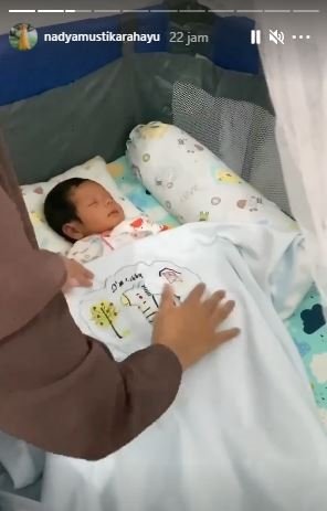 4 potret nadya mustika momong baby syaki wajah buah hati curi perhatian