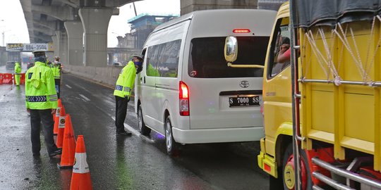 Bikin Macet, Pemeriksaan Kendaraan di Gerbang Tol Cikarang Barat Disetop Sementara