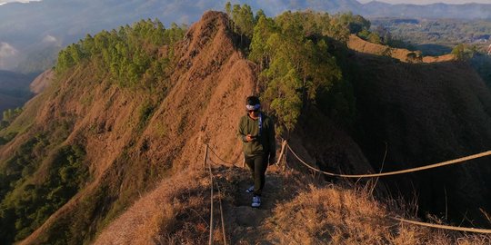 Melihat Kegagahan Gunung Inerie dari Bukit Watunariwowo NTT