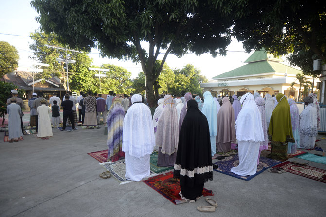 salat idul fitri di pelataran masjid